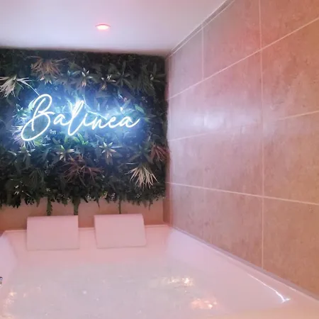 Balinea Balneo Et Cinema Prive شقة